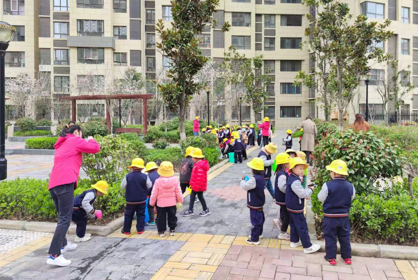 市城投物業(yè)公司聯(lián)合市第五幼兒園開(kāi)展“植樹(shù)節(jié)”活動(dòng)